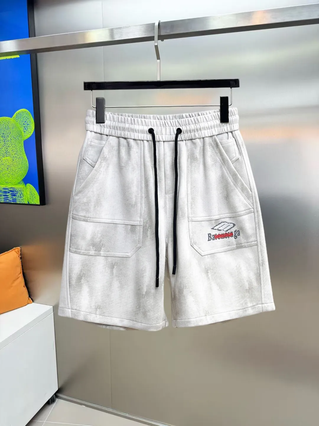 Balenciaga's three-standard complete 2026 summer New Arrival men's casual shorts, advanced custom-made Breathable fabric, Breathable fabric, extremely stretchy and comfortable, impeccable details, top-grade accessories, original logo design concept, delicate and soft feel! The upper body fit is awesome! Size: M-XXXL Please state your height and weight when ordering
